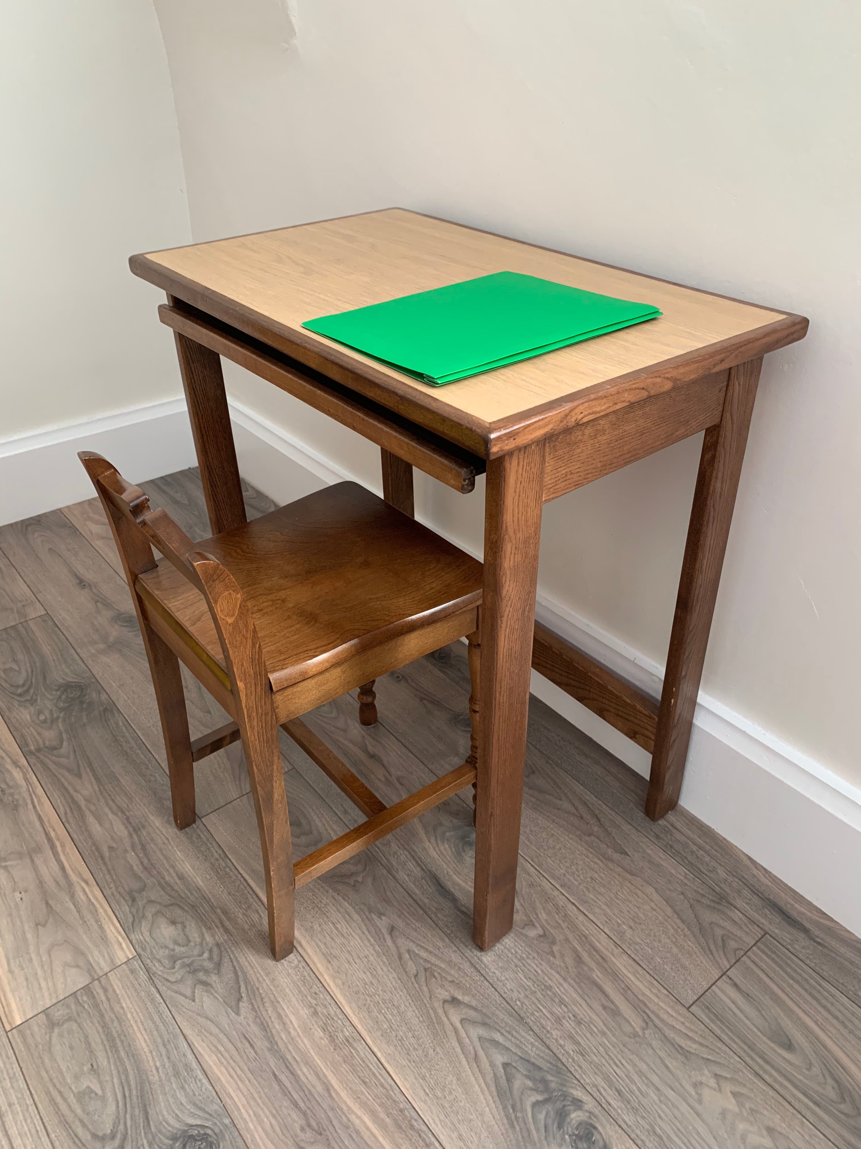 Desk with hidden online chair